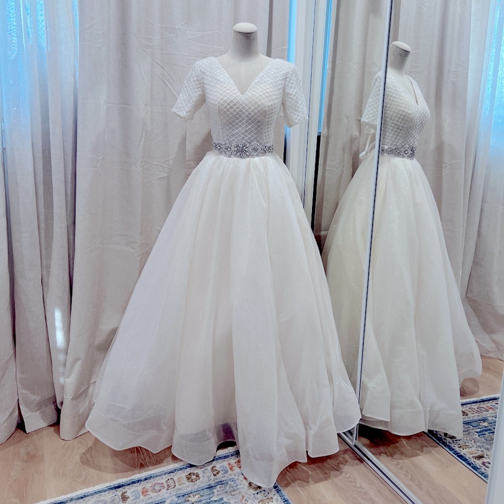 Ball gown, formal beaded and glitter Wedding dress Quinseañera, Sweet 16 sleeve